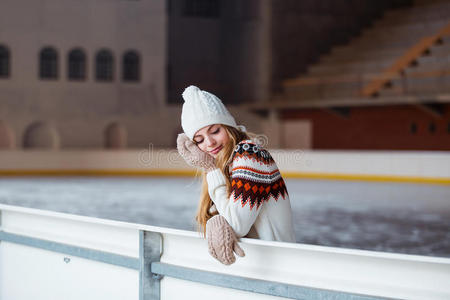 秋天，冬天的肖像年轻微笑的女人穿着温暖的羊毛开衫，手套和帽子摆在外面。