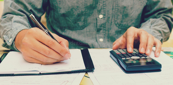 预算 男人 金融 平衡 文件 计数 检查 学习 收入 书桌