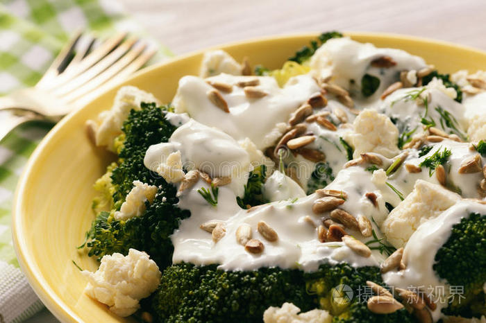 花椰菜沙拉配芝士,大蒜酱和葵花籽