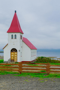 西部峡湾地区的乡村和一座与世隔绝的教堂