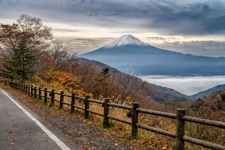 日本人 薄雾 攀登 火山 川口 旅行 在下面 秋天 冬天