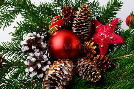 圣诞红色装饰品，金色松果和乡村之星