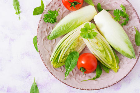 新鲜健康的菊苣沙拉和西红柿。