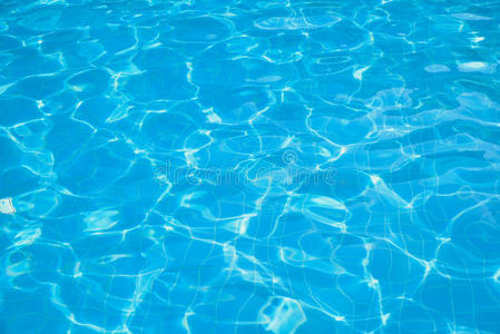 游泳池里干净明亮的水