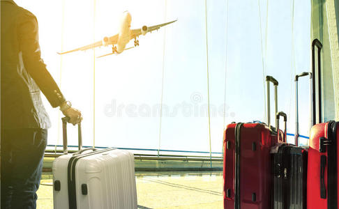 商务人员和一堆旅行行李站在机场