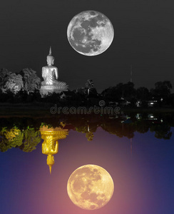 黑白大佛像与超级月亮和彩色大金佛像反射照片
