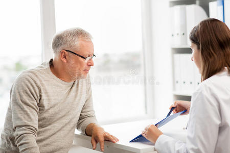 诊所 医院 讨论 在室内 男人 医疗保险 老年人 病人 考试