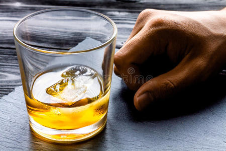 深色木制背景上的一杯威士忌