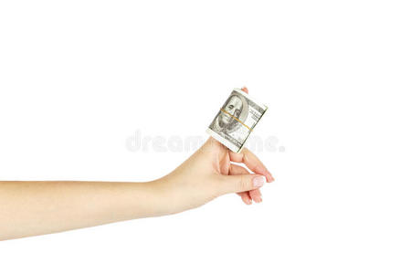 女性的手拿着白色背景上扭曲的一叠美元