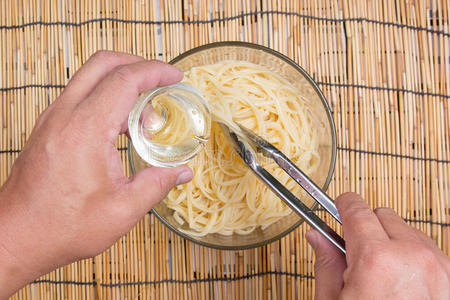 用钳子把食用油换成意大利面