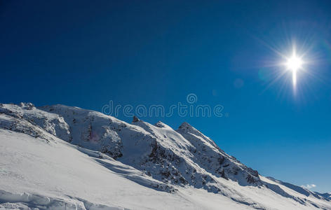 高山冬山景观。 有雪的法国阿尔卑斯山。