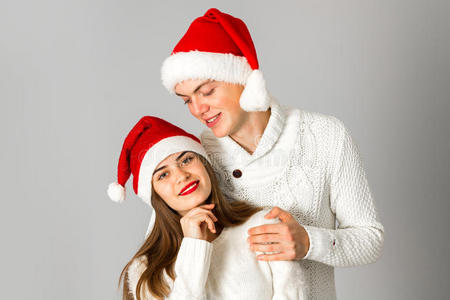 相爱的夫妇戴着圣诞帽庆祝圣诞节