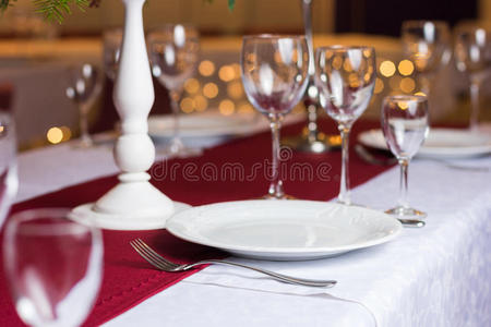 餐厅桌子上干净的盘子