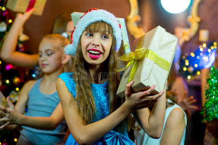 一群快乐的年轻女孩庆祝圣诞节。 礼物