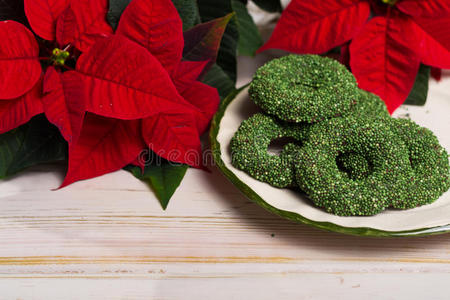 圣诞绿色薄荷饼干彩色形状的饼干在旧P