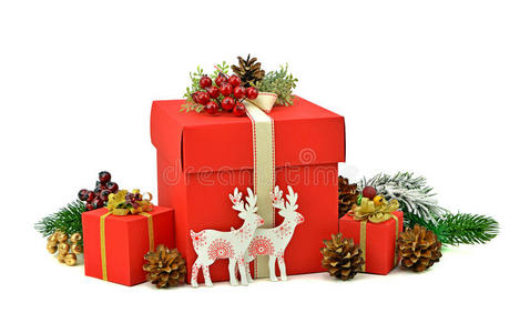 红色盒子里的圣诞礼物。 木鹿手工制作。 隔离。 d