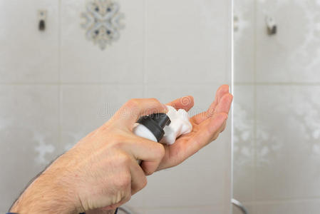 浴室里白人白种人身上的奶油剃须泡沫