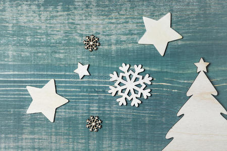 绿色木桌上的圣诞装饰星星雪花和圣诞树