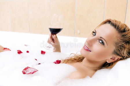 性感的金发女性在泡沫浴中放松