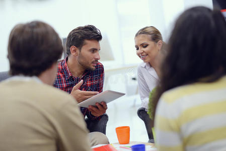 合作创业一群年轻人,创业企业家在合作空间为他们的创业工作照片