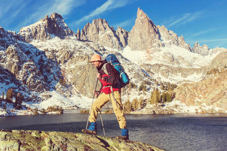 自然 落下 徒步旅行 内华达州 运动 男人 背包旅行 自由