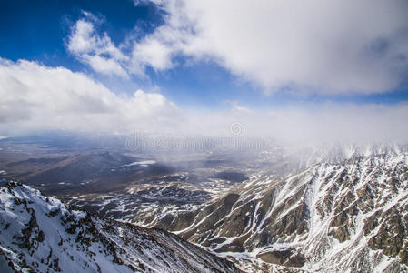 悬崖 岩石 萨扬 攀登 危险的 旅行 风景 阿尔卑斯山 天空