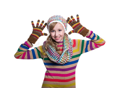 可爱开朗的十几岁女孩穿着五颜六色的条纹毛衣，围巾，手套和帽子隔离在白色背景上。 冬天的衣服。