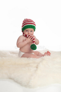 小男孩戴着圣诞精灵长筒袜帽