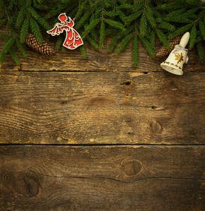 圣诞树上有圆锥形和圣诞装饰品