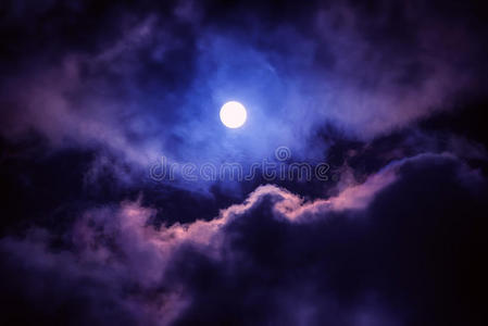 黑暗天空中的月亮