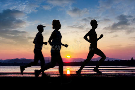 慢跑 轮廓 运动 女人 女孩 海滨 马拉松赛跑 日落 跑步者