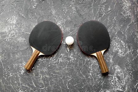 黑色球拍为乒乓球灰色背景顶部视图