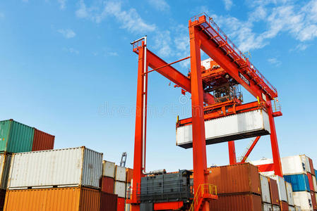 传送 码头 货物 货运 场景 船运 商品 瓷器 商业 物流