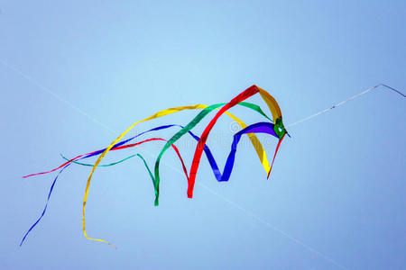 天空中五颜六色的丝带风筝
