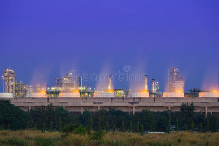 泰国炼油厂工业工厂夜间冷却塔