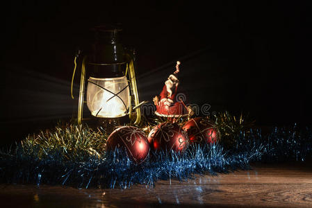 圣诞老人雕像，雪人，圣诞玩具和煤油灯