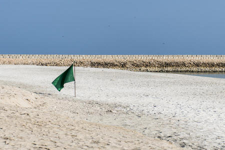 国旗游泳危险标志在海滩苏利湾萨拉拉奥曼