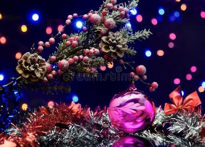 带有装饰球的圣诞树树枝。 花环和蝴蝶结。