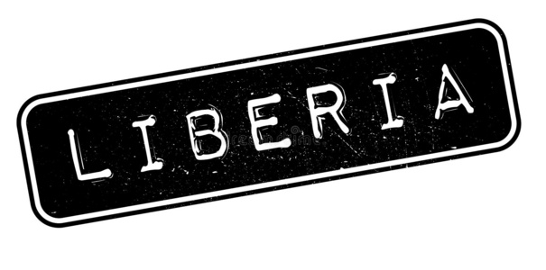 congolese fufu一个穿着黑色背心的非洲女孩的特写,背景是奶牛吃草