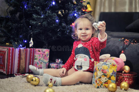 小孩 庆祝 十二月 圣诞节 幸福 女孩 面对 美丽的 可爱极了