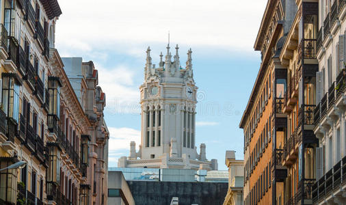 西班牙马德里一座教堂望塔上的钟。