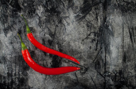 新鲜辣椒在肮脏的划痕背景。