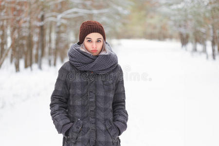 冬天树林里的女孩在雪地上