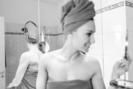 头发 潮湿 水分 美容师 镜子 洗澡 奶油 照顾 美女 皮肤科