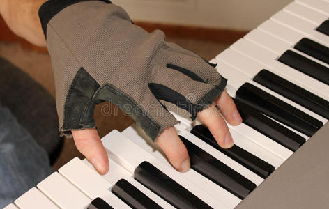 钢琴家用无手指的手套来对抗冬天的寒冷。