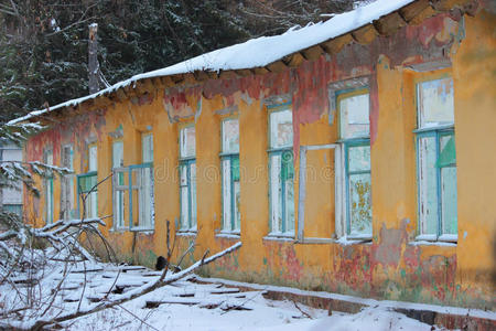 颜色 古老的 混凝土 凌乱 房子 外部 打破 破坏 被遗弃的