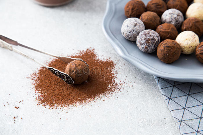 什锦巧克力松露与可可粉，椰子和切碎的榛子在甜点