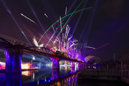 2016年12月10日，Kanchanaburi，泰国，Kwai河上的桥上的节日