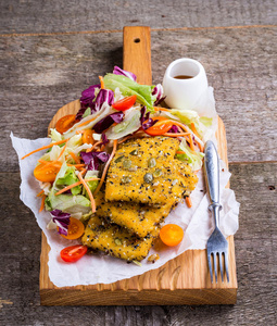 凉拌鱼鱼和沙拉照片