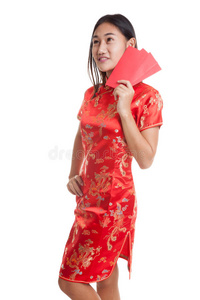 穿中国旗袍的亚洲女孩带红包。